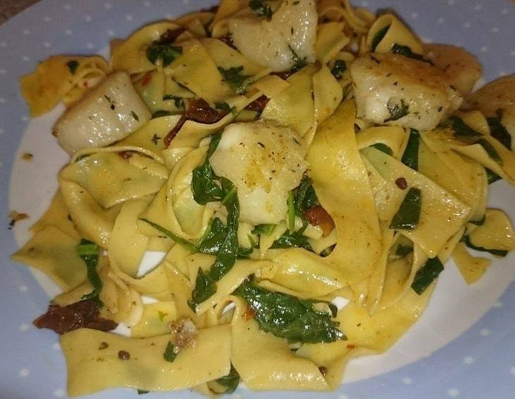 Pasta mit Spinat, Tomaten und Jakobsmuscheln Pasta mit Spinat, Tomaten und Jakobsmuscheln