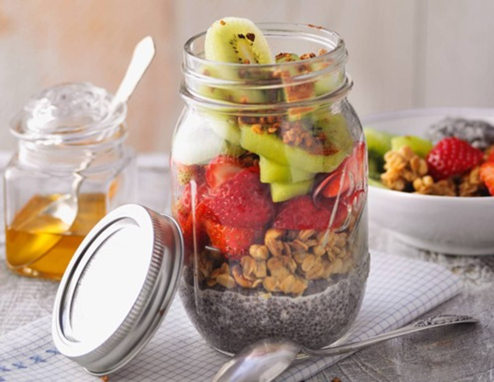 Chia-Knusper-Pudding mit Früchten Rezept