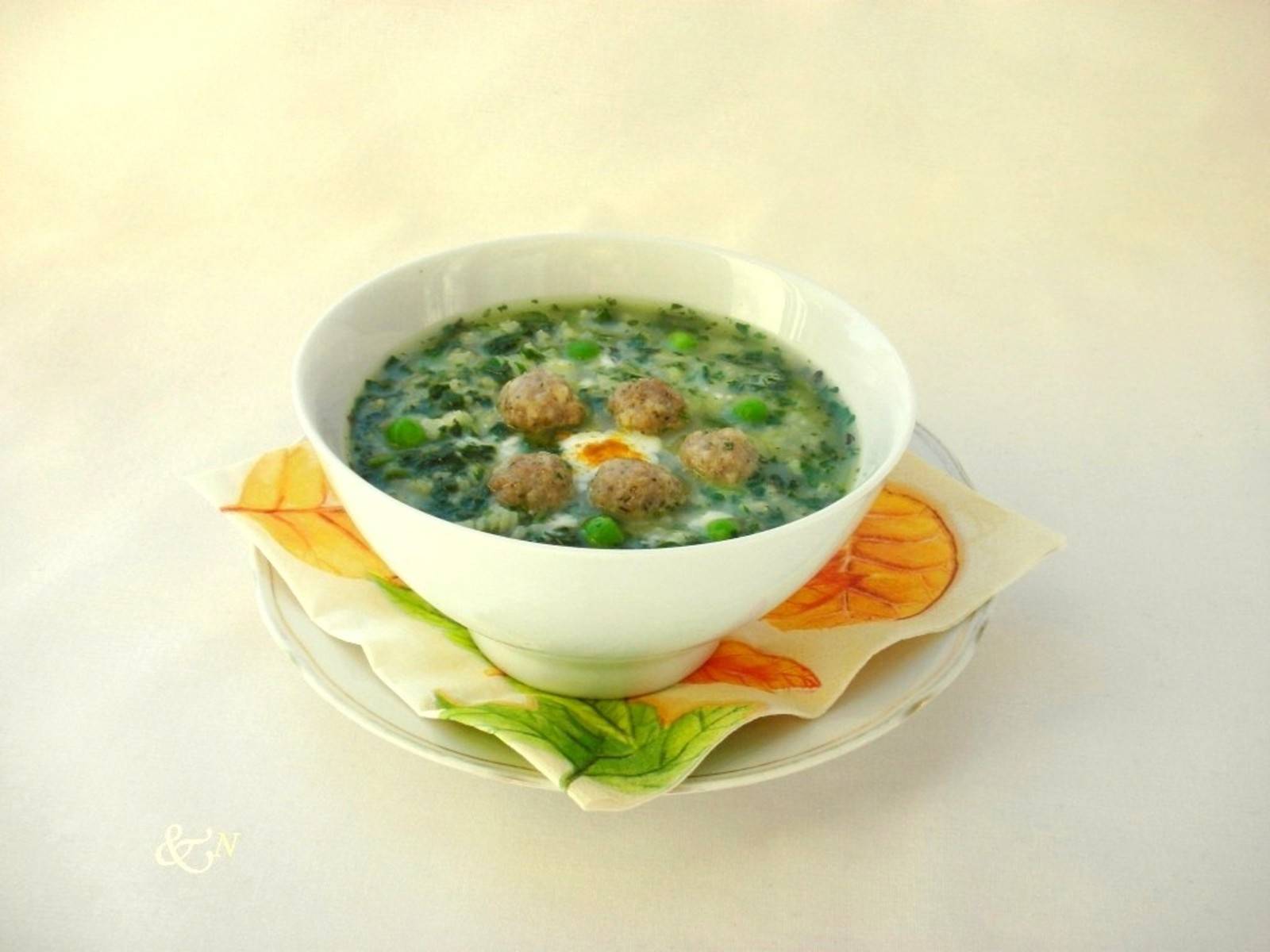 Spinatsuppe mit Fleischbällchen