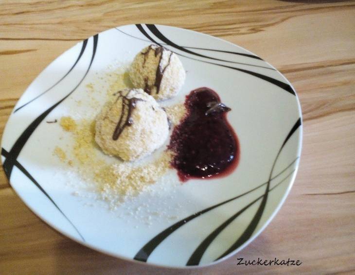 Nougat-Bananen-Knödel mit Himbeersauce Nougat-Bananen-Knödel mit Himbeersauce