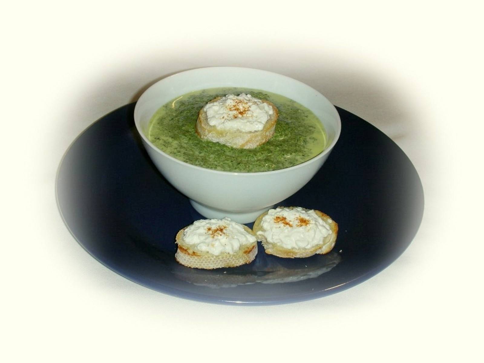 Spinatsuppe mit Käsecroutons