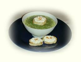 Spinatsuppe mit Käsecroutons