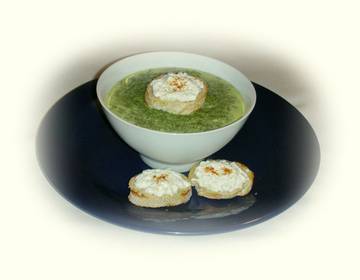 Spinatsuppe mit Käsecroutons Spinatsuppe mit Käsecroutons