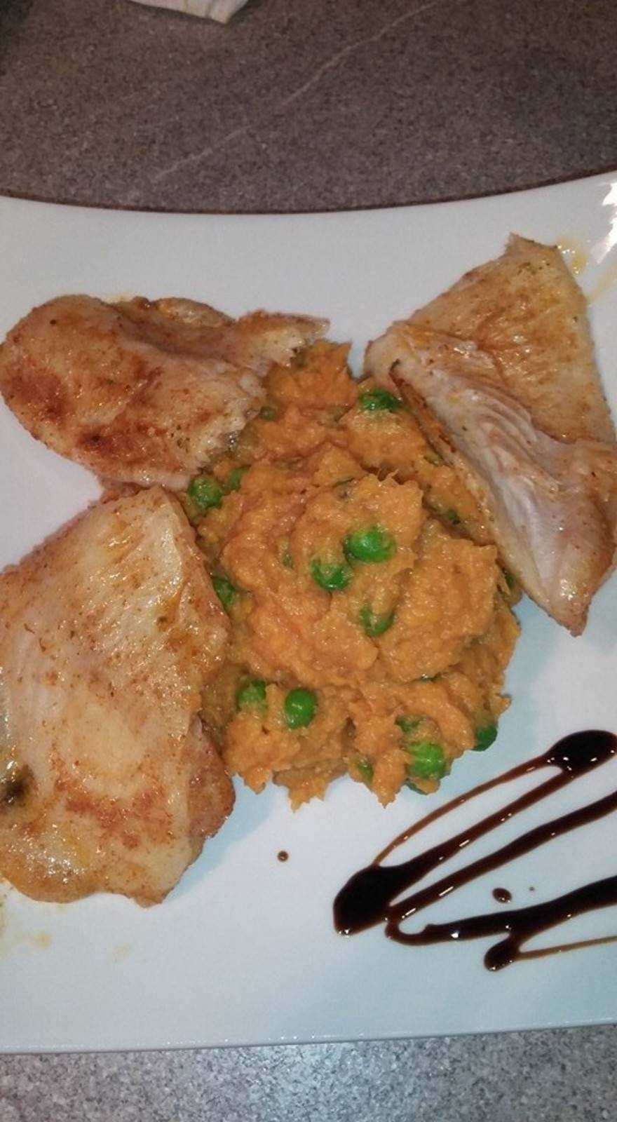 Süßkartoffelpüree mit Erbsen und Fisch Rezept - ichkoche.de Süßkartoffelpüree mit Erbsen und Fisch Rezept - ichkoche.de