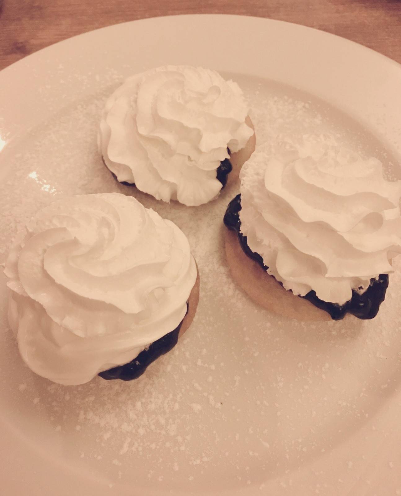 Ananasmousse mit Kokos-Vanille-Sauce und Ananaskompott Rezept - ichkoche.at Ananasmousse mit Kokos-Vanille-Sauce und Ananaskompott Rezept - ichkoche.at