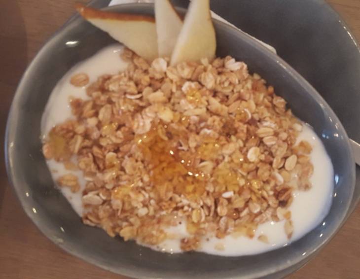 Joghurt mit Granolamüsli