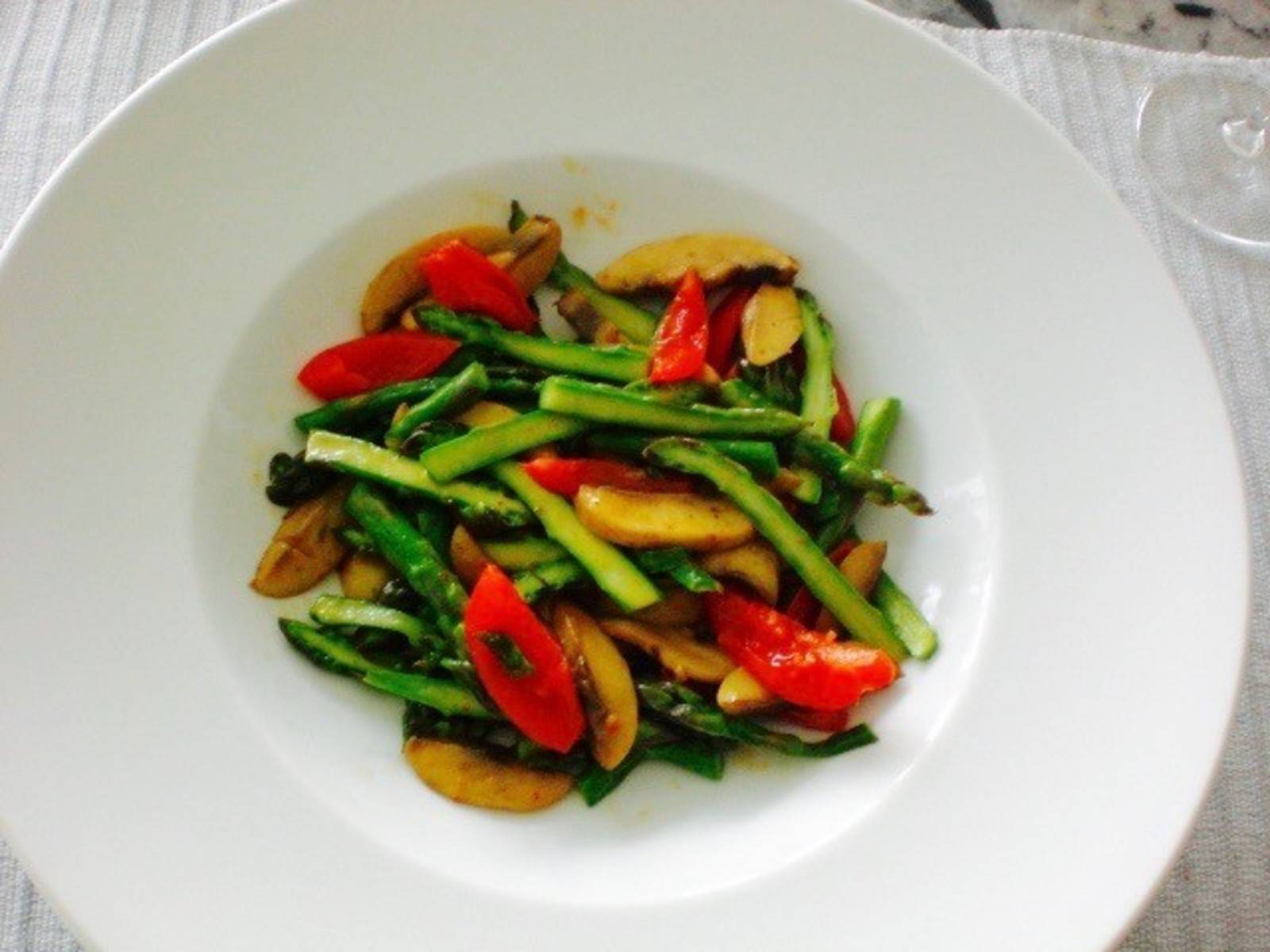 Scharfe Spargel-Pilz-Tomaten Pfanne Rezept - ichkoche.de Scharfe Spargel-Pilz-Tomaten Pfanne Rezept - ichkoche.de