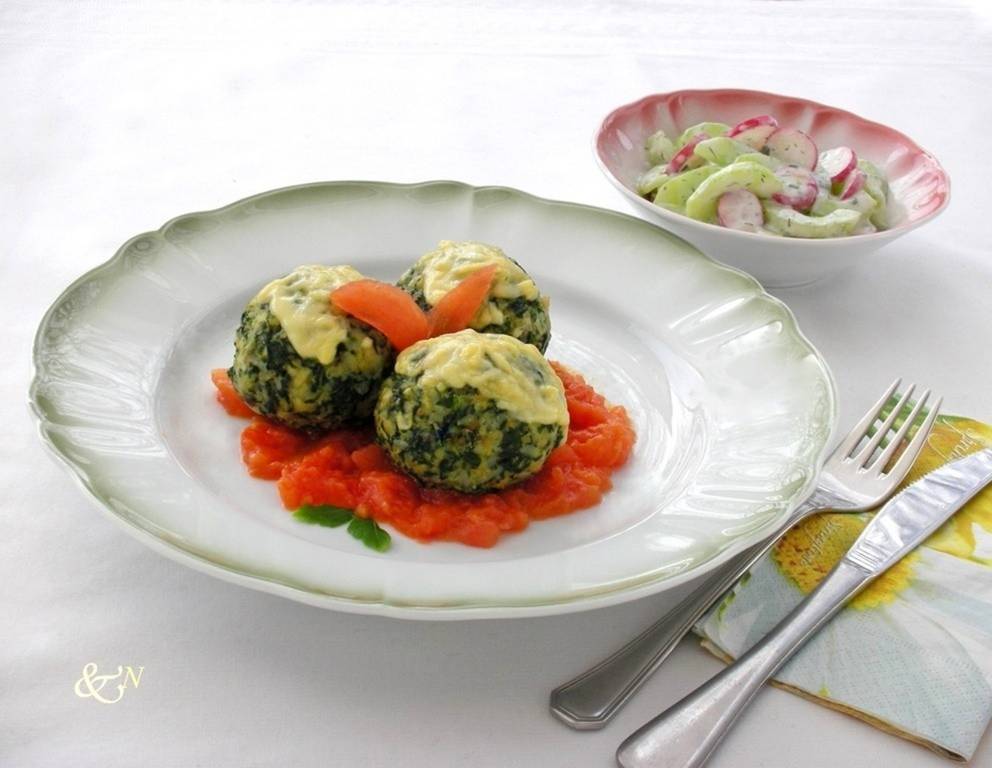 Spinat-Semmelknödel mit Blauschimmelkäse und Paradeisern Spinat-Semmelknödel mit Blauschimmelkäse und Paradeisern