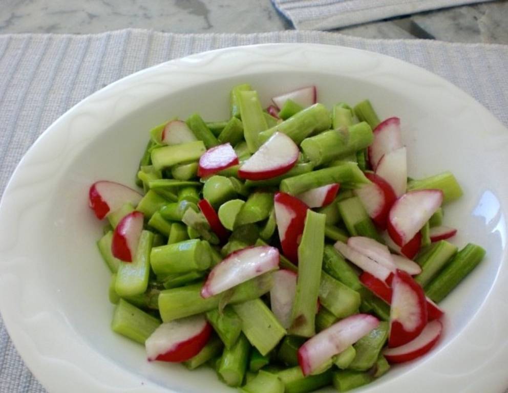 Lauwarmer Spargelsalat mit Radieschen