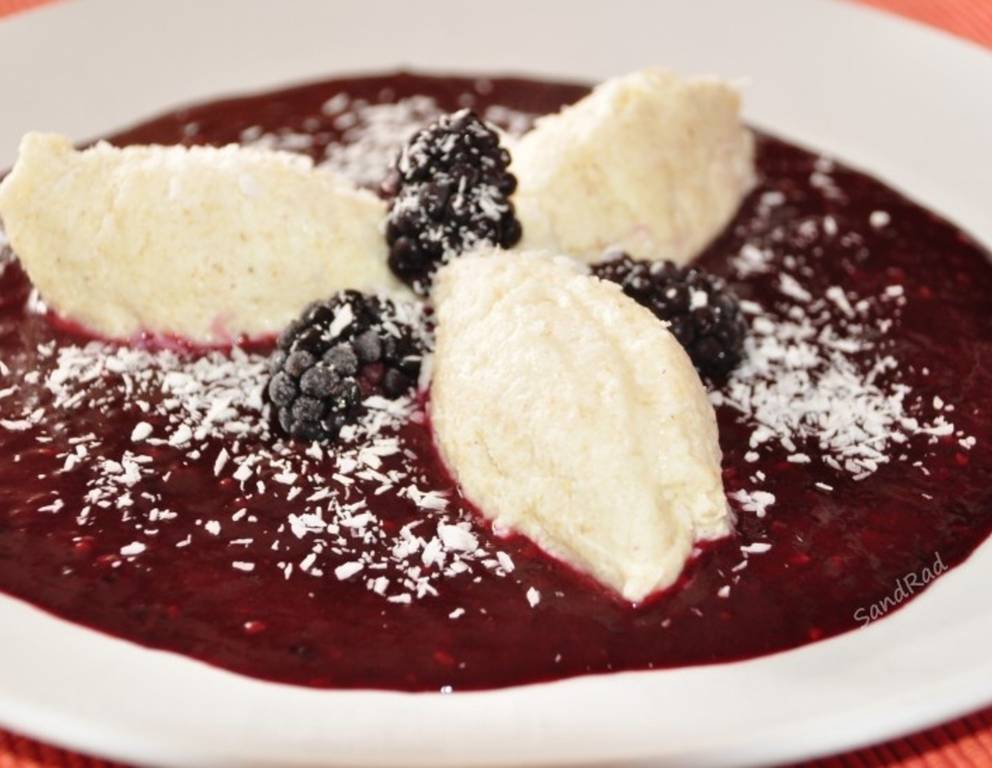 Topfennockerl mit Kokos auf Brombeerspiegel Topfennockerl mit Kokos auf Brombeerspiegel