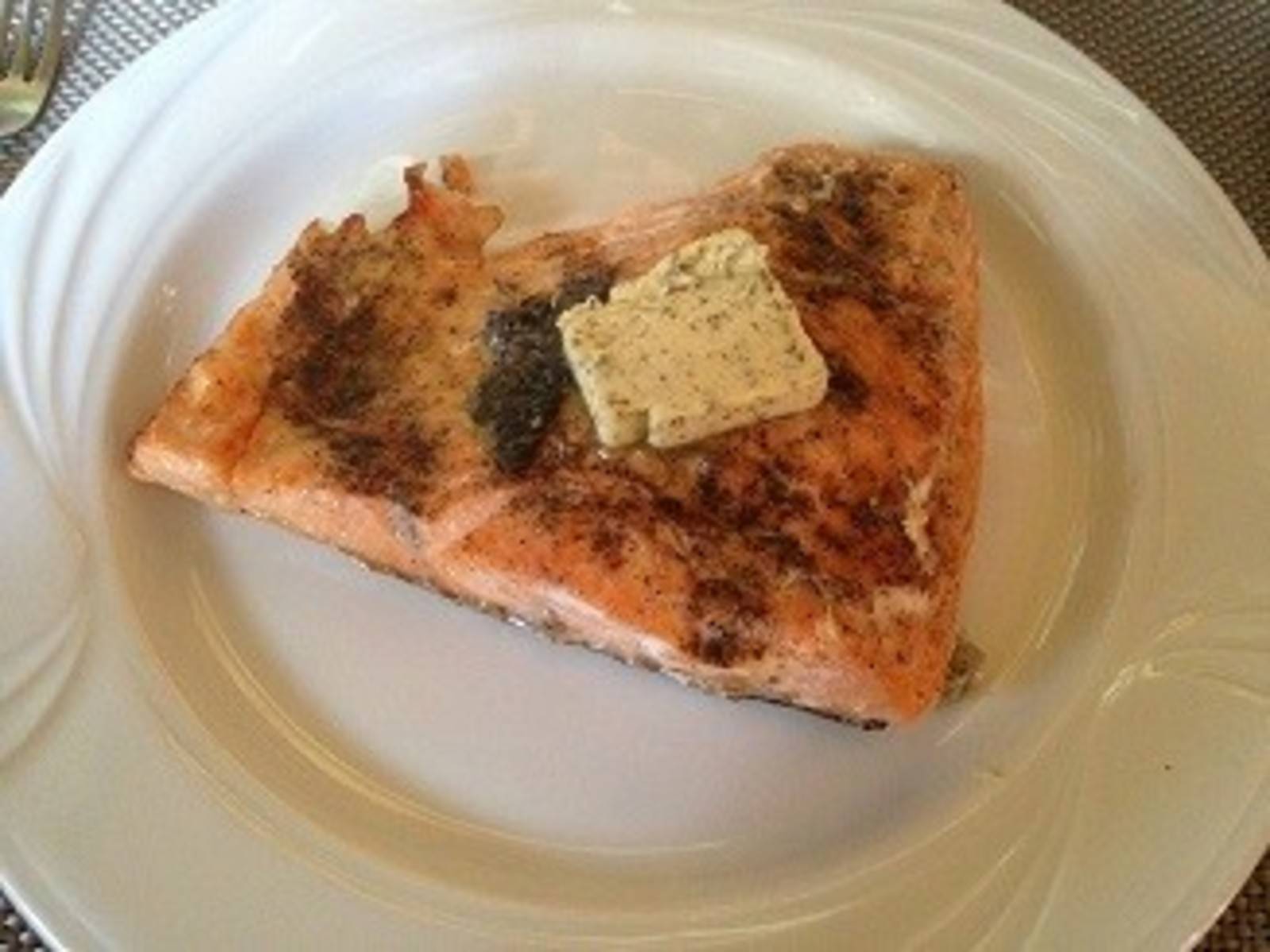 Gegrillte Lachssteaks mit Kräuterbutter