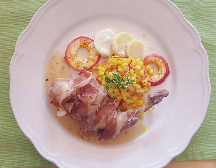 Kaninchenkeule mit Kartoffel-Risotto, Pastinake und Apfel