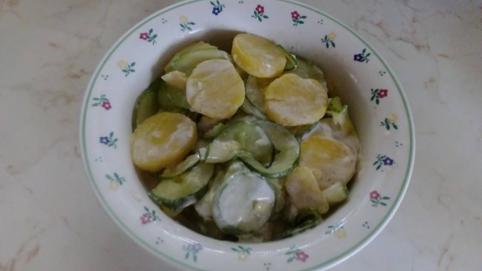 Gurkensalat mit Kartoffeln und Sauerrahm