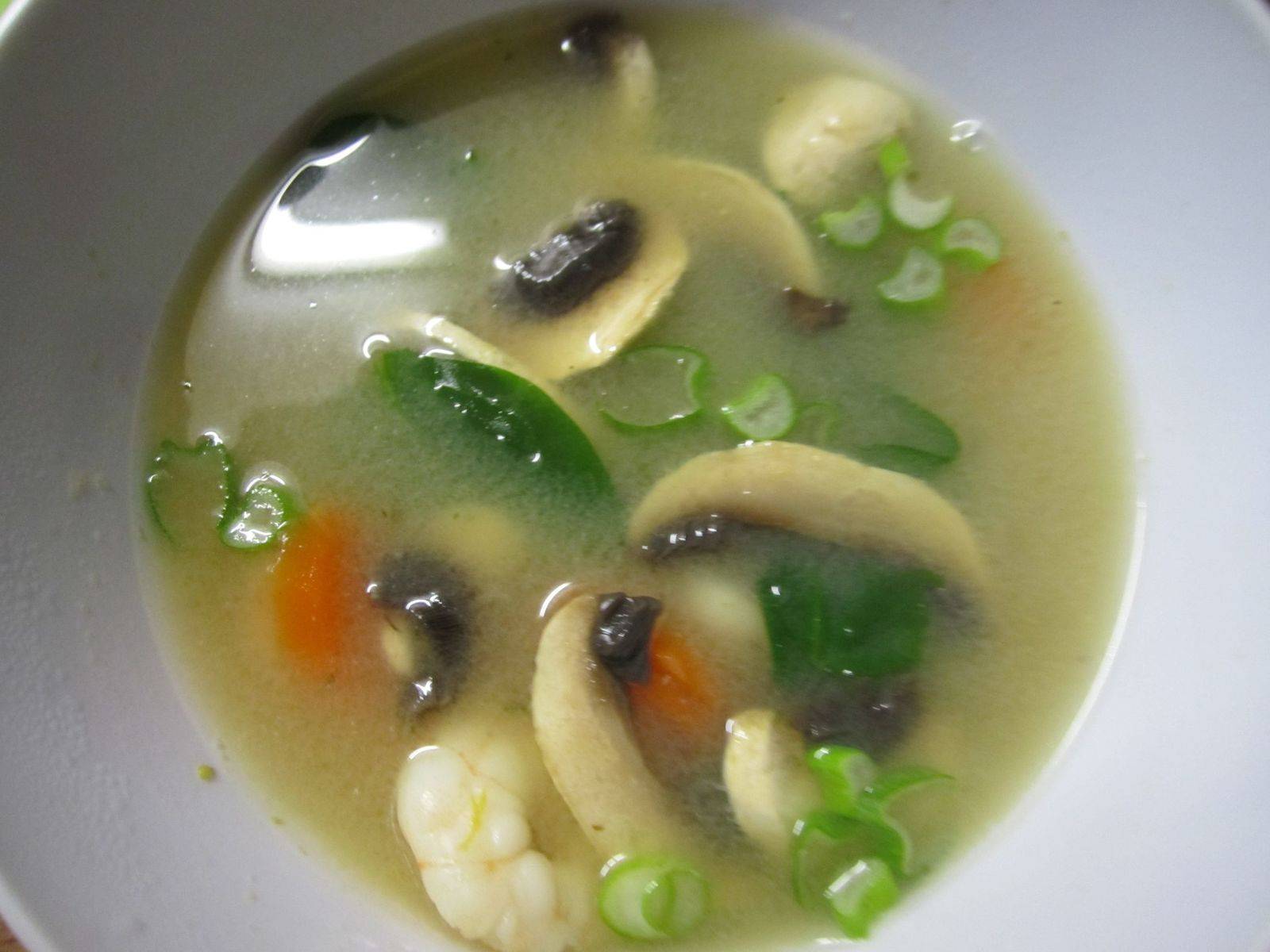 Miso-Suppe mit Gemüse und Garnelen