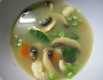 Miso-Suppe mit Gemüse und Garnelen Miso-Suppe mit Gemüse und Garnelen