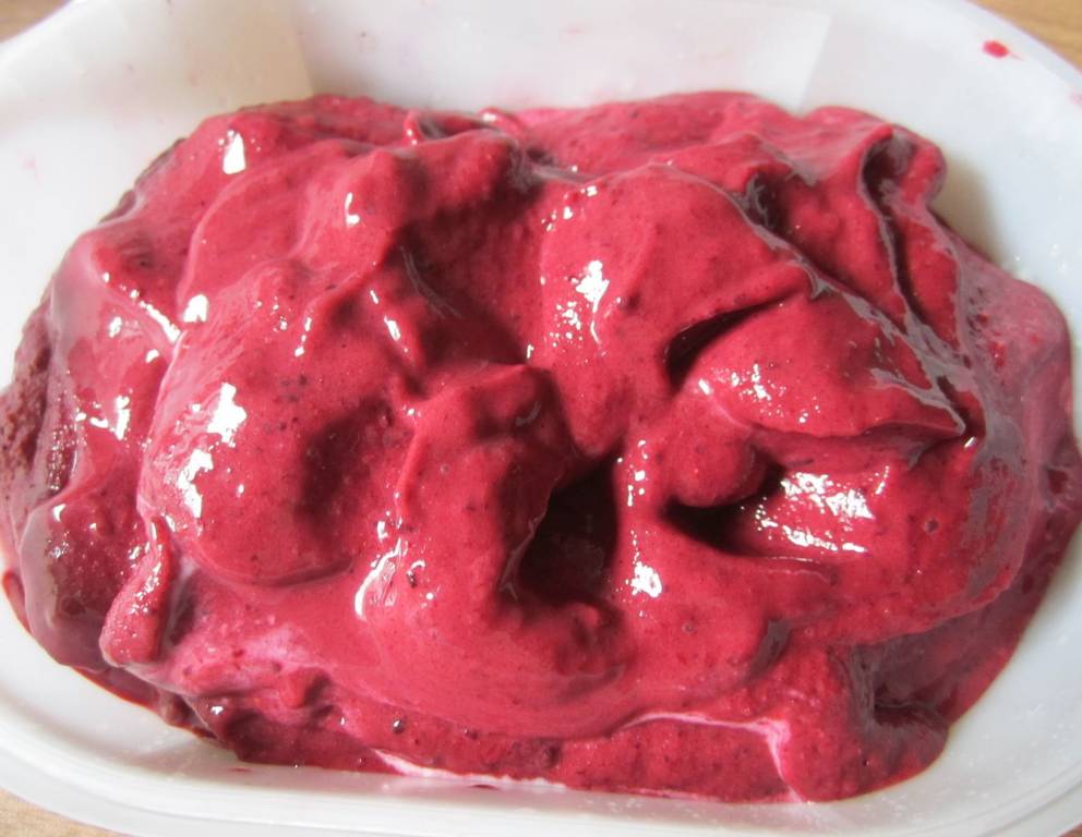 Brombeer-Stachelbeer-Eiscreme Brombeer-Stachelbeer-Eiscreme