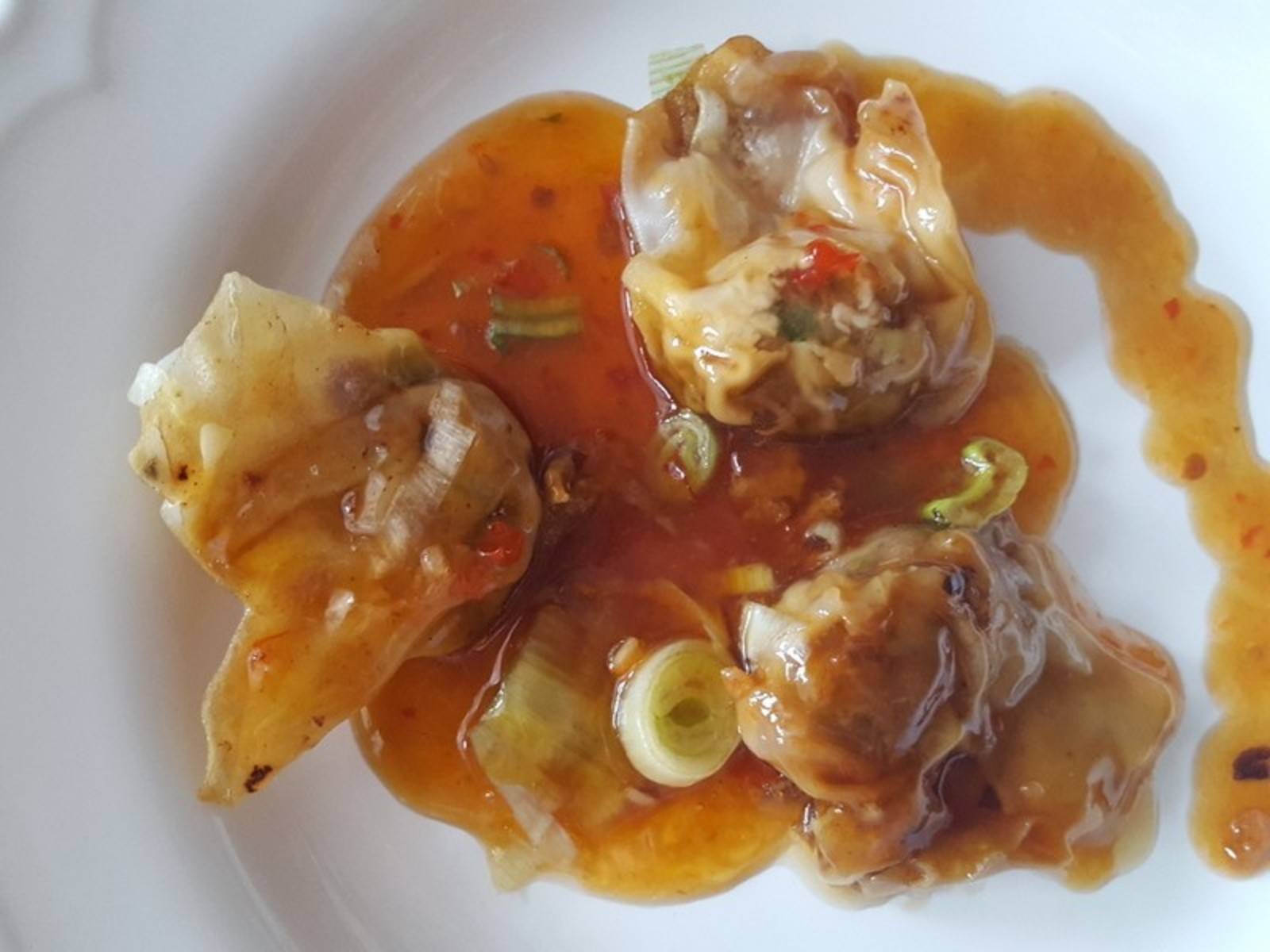 Pikante Teigtaschen in süß-scharfer Sauce Rezept - ichkoche.de Pikante Teigtaschen in süß-scharfer Sauce Rezept - ichkoche.de