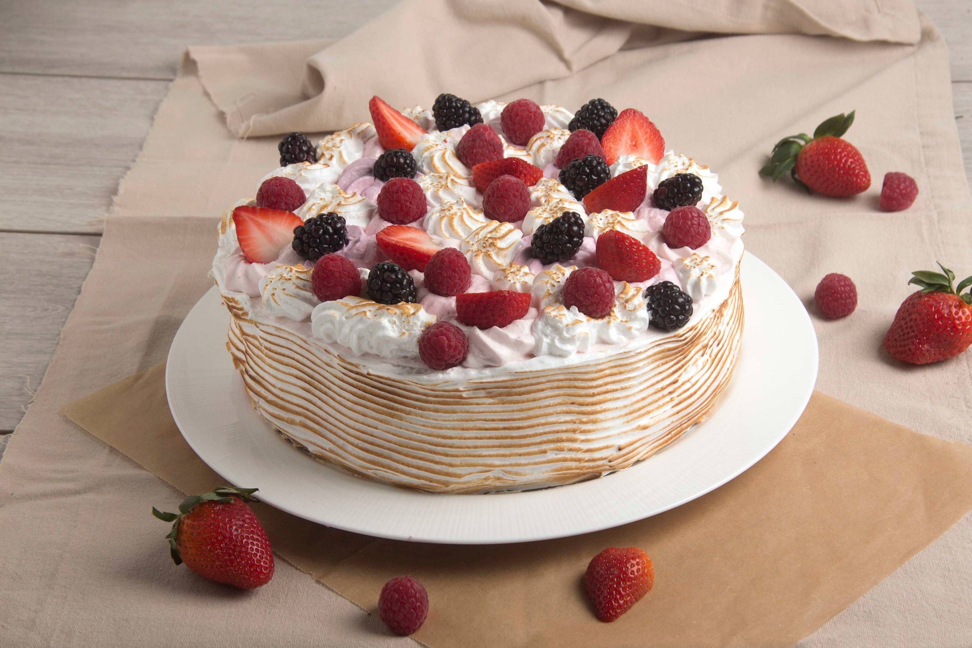 Baiser-Beeren-Torte mit Cremefüllung Rezept