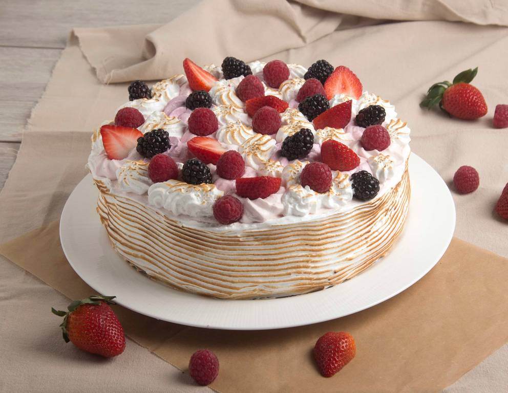 Baiser-Beeren-Torte mit Cremefüllung Baiser-Beeren-Torte mit Cremefüllung