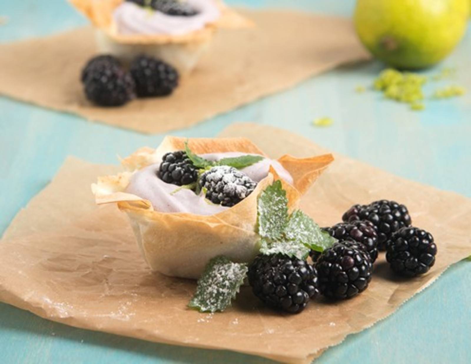 Brombeer-Limettenmousse im Strudelteigkörbchen