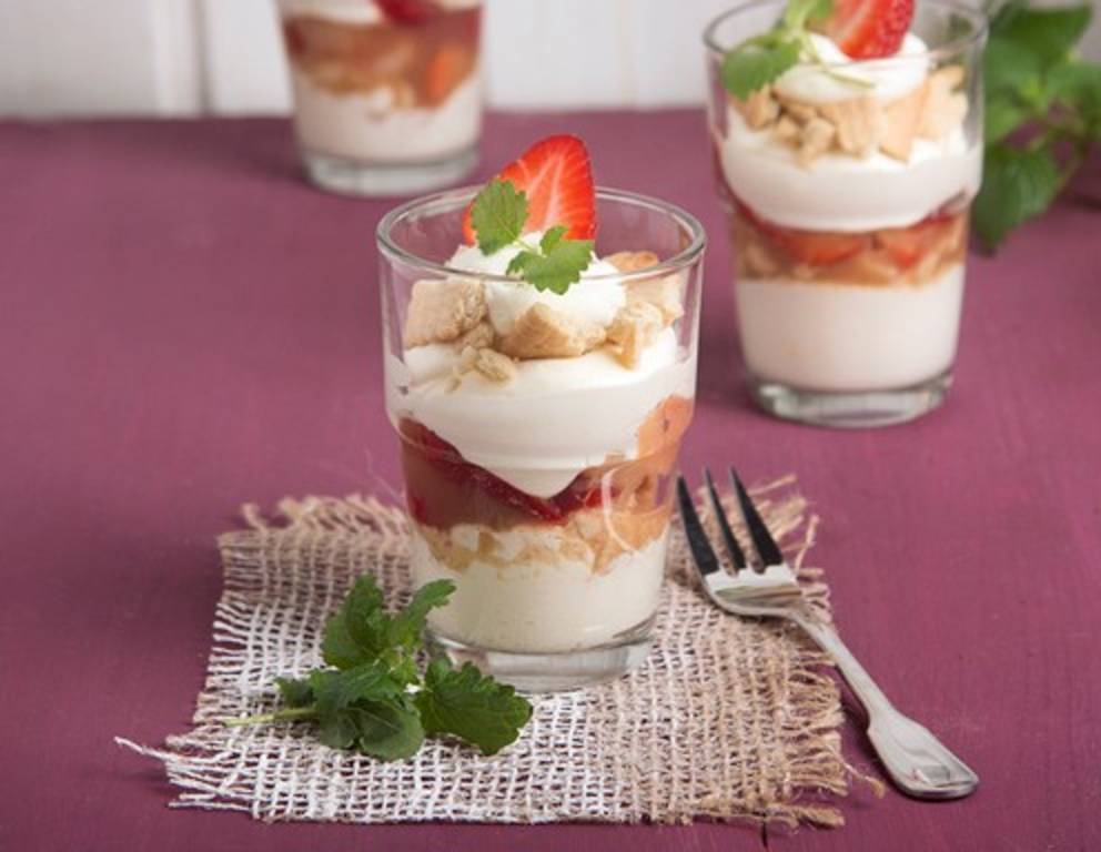 Vanillecreme-Keks-Trifle mit Erdbeer-Rhabarberragout Vanillecreme-Keks-Trifle mit Erdbeer-Rhabarberragout
