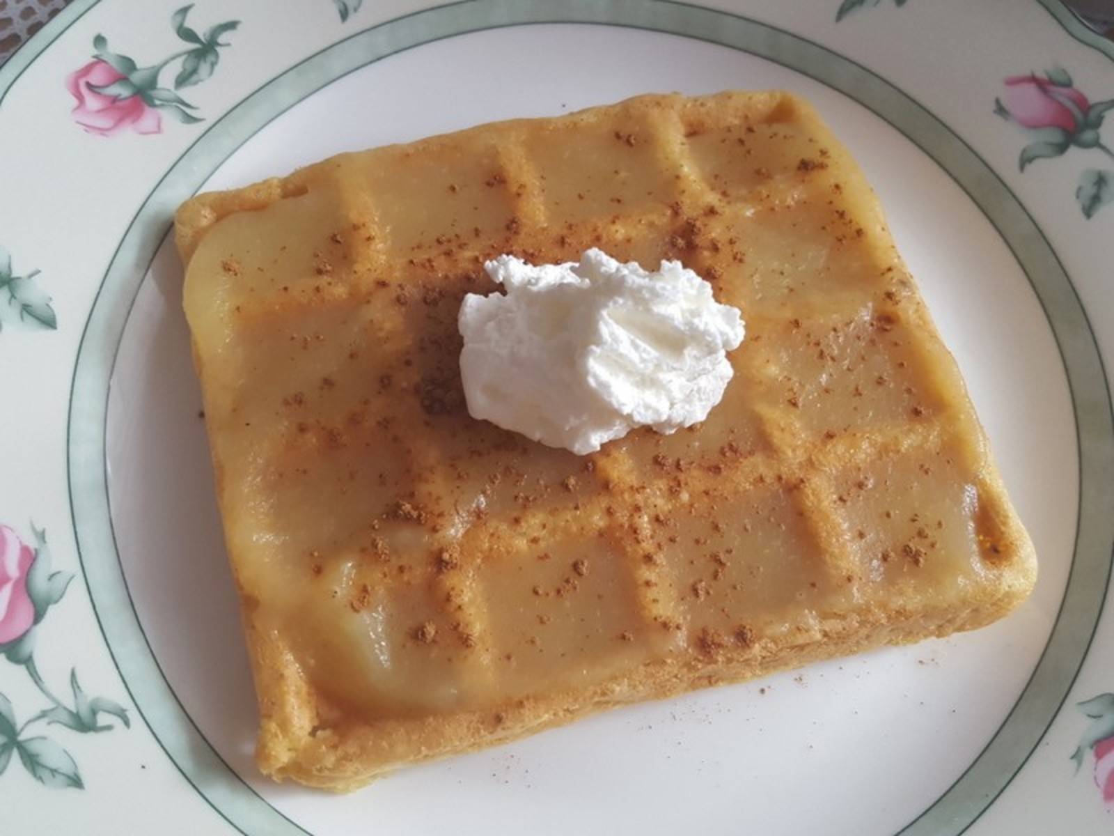 Waffeln mit Zimt und Apfelmus