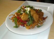 Mie-Nudeln mit Hühnerfleisch und Bärlauchstreifen Mie-Nudeln mit Hühnerfleisch und Bärlauchstreifen