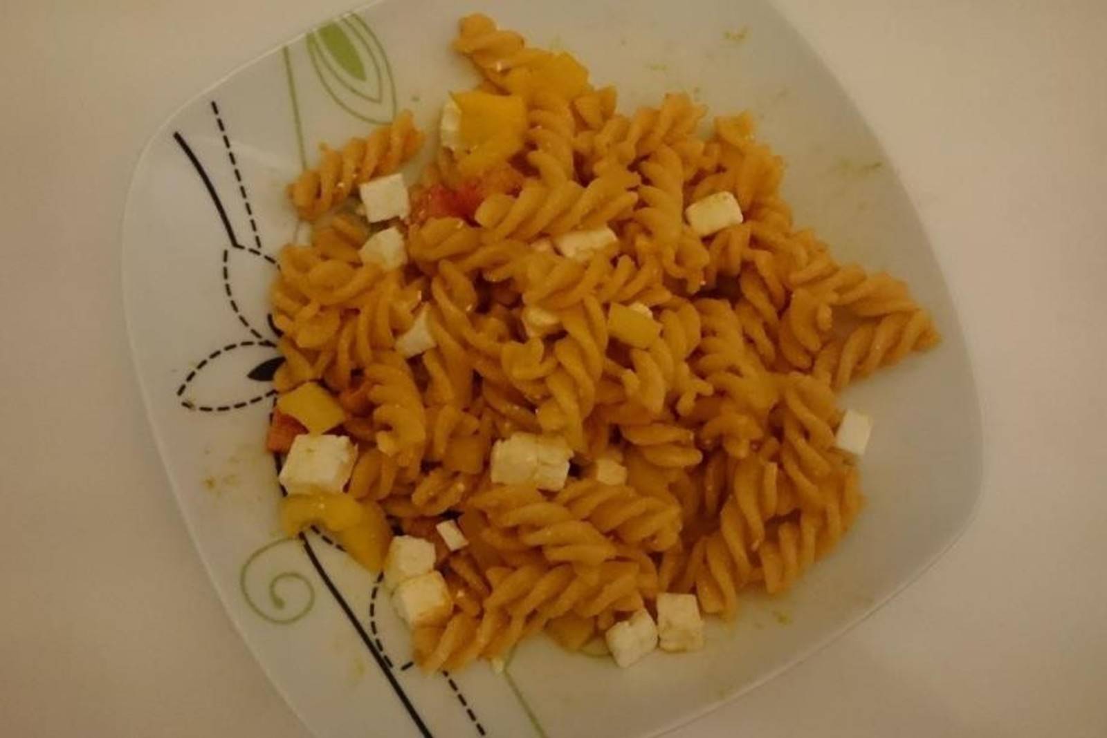 Bunte Pasta mit Paprika und Feta