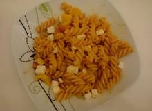 Bunte Pasta mit Paprika und Feta