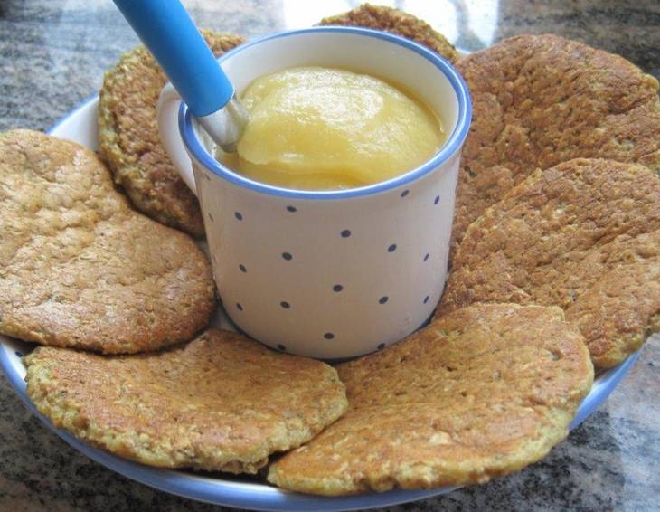 Haferflockenpancakes mit Apfelmus Haferflockenpancakes mit Apfelmus