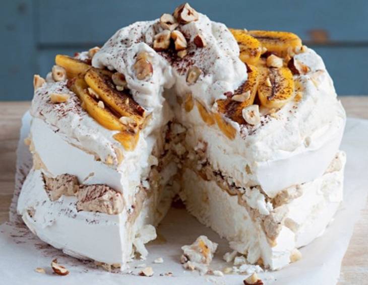 Festliche Pavlova mit Bananen und Tiramisú