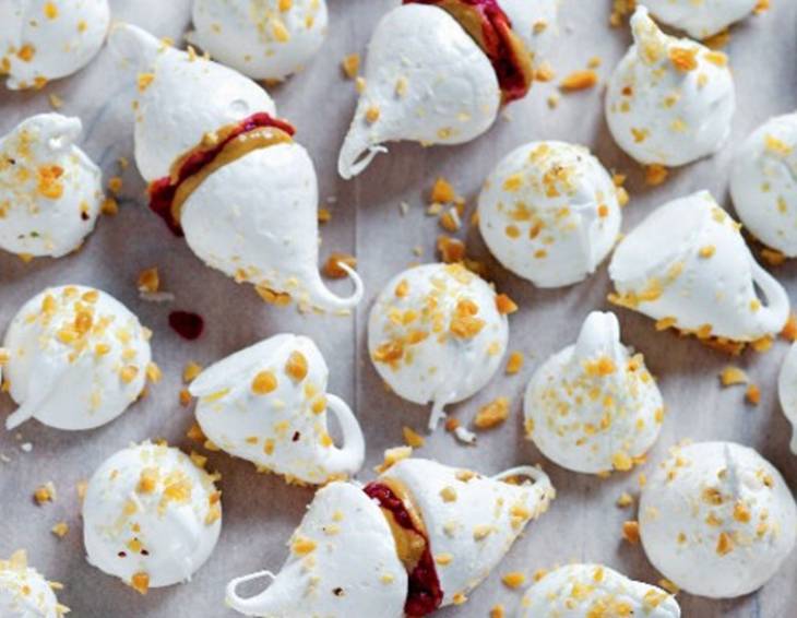 Mini-Baisers mit Himbeeren und Erdnüssen Mini-Baisers mit Himbeeren und Erdnüssen