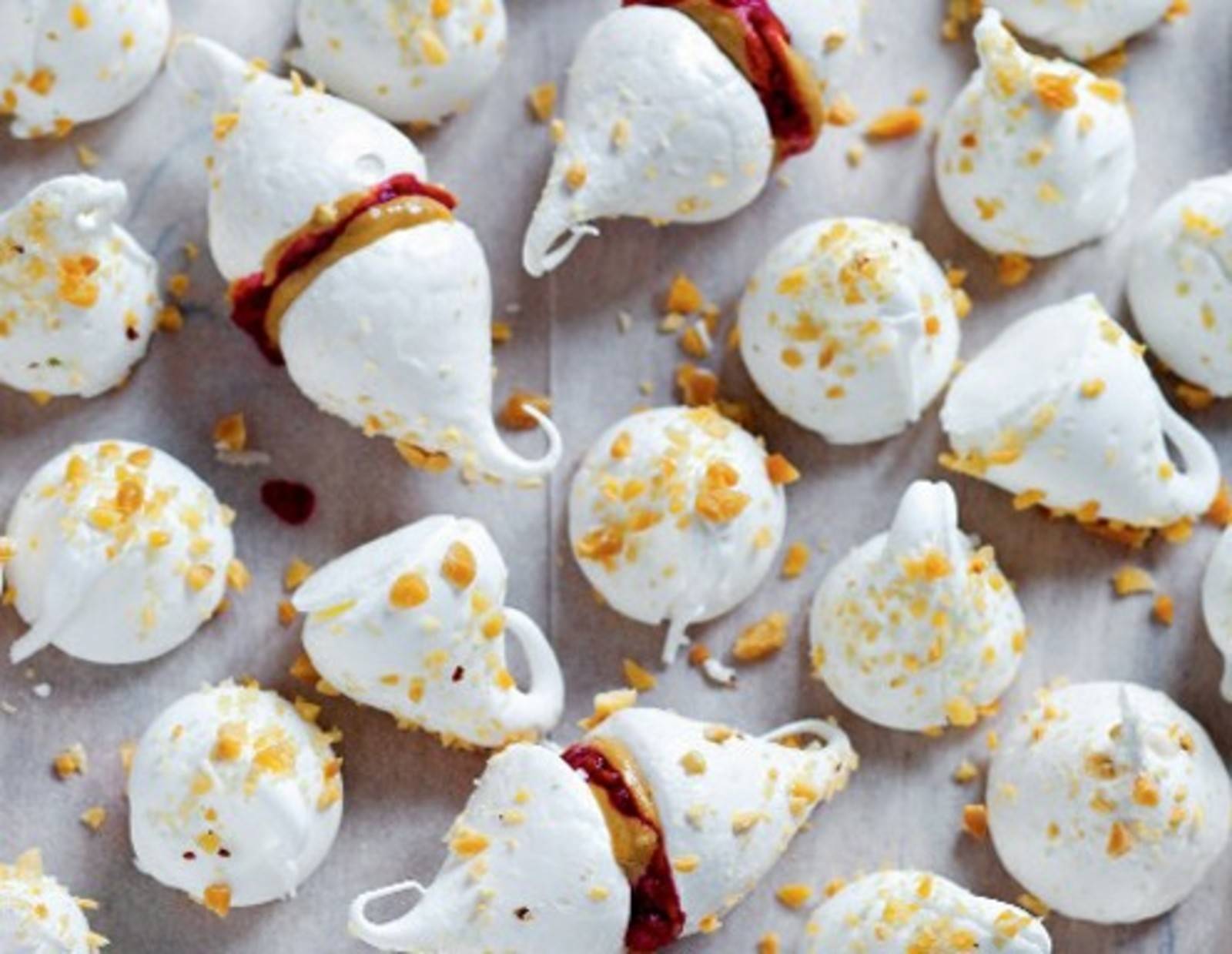 Mini-Baisers mit Himbeeren und Erdnüssen Rezept - ichkoche.ch Mini-Baisers mit Himbeeren und Erdnüssen Rezept - ichkoche.ch