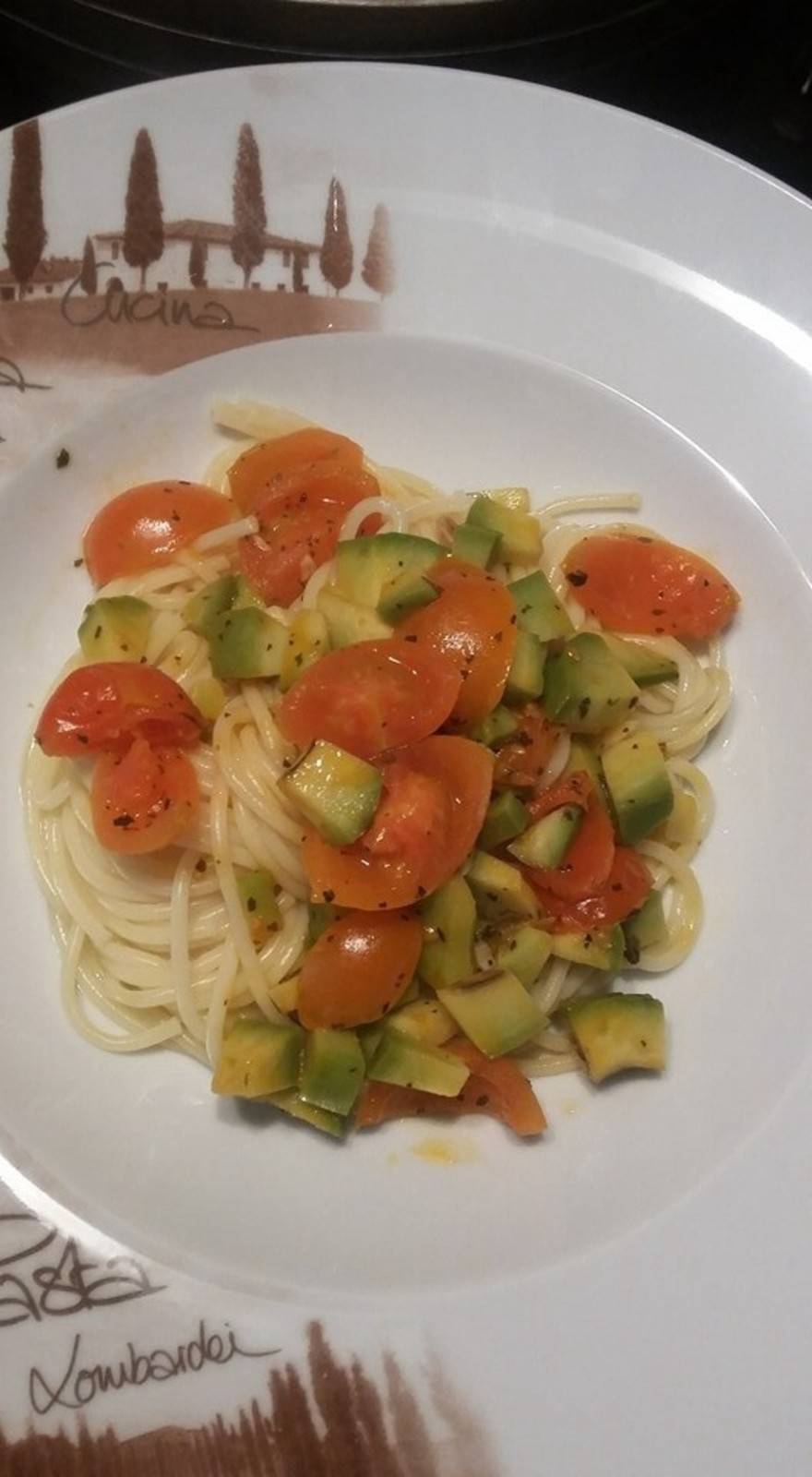 Spaghetti mit Avocado und Cocktailtomaten Rezept - ichkoche.de Spaghetti mit Avocado und Cocktailtomaten Rezept - ichkoche.de