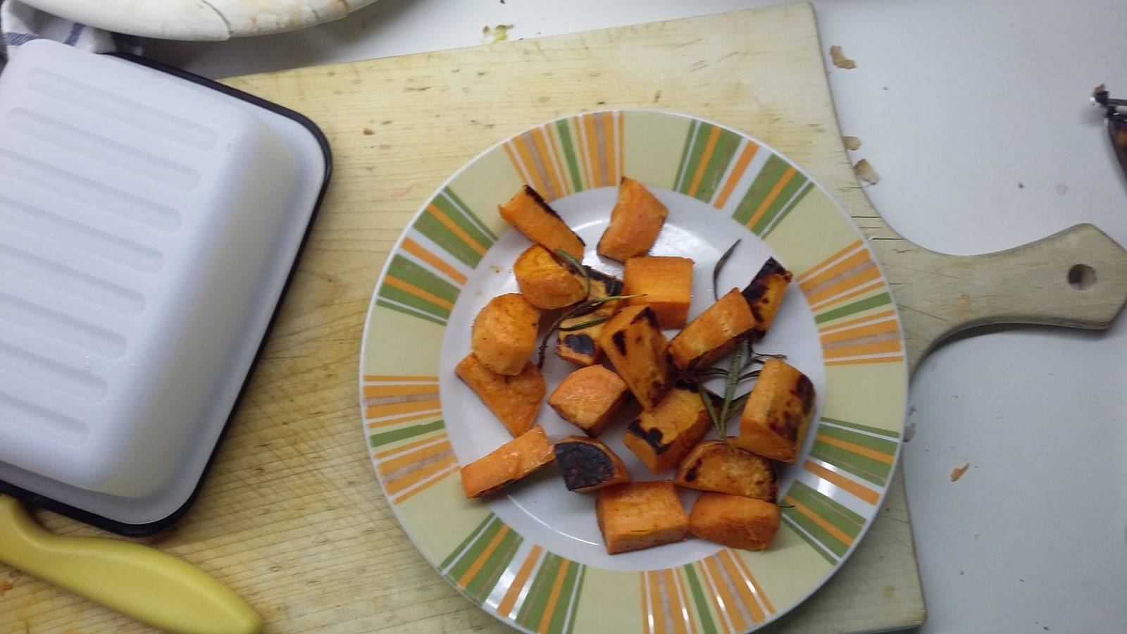 Roh gebratene Süsskartoffeln
