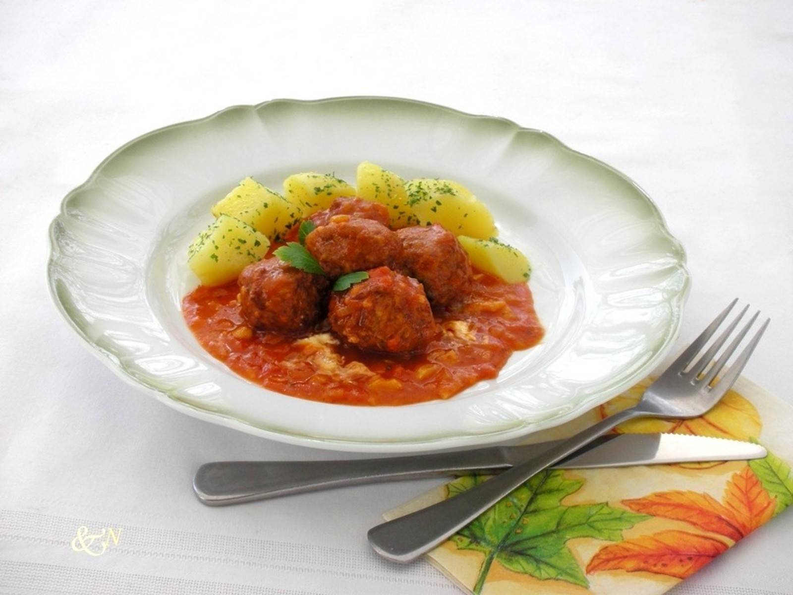Fleischbällchen mit roter Sherrysauce (Albóndigas con salsa al jerez)