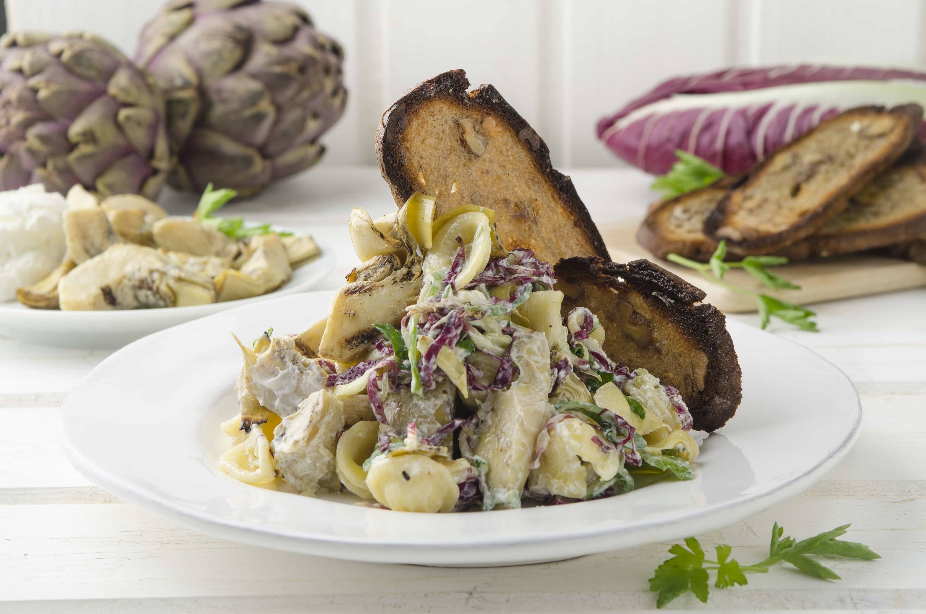 Orecchiette-Artischockensalat mit Brotchips