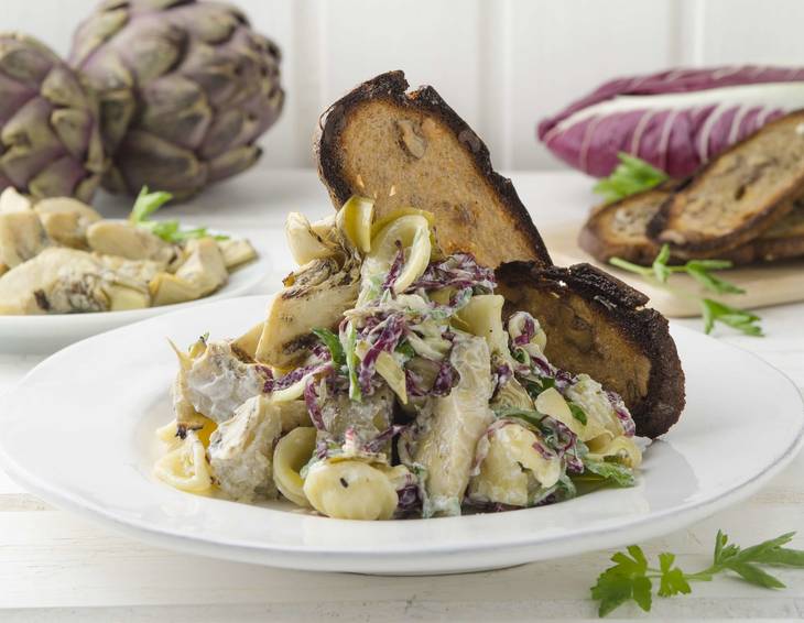 Orecchiette-Artischockensalat mit Brotchips