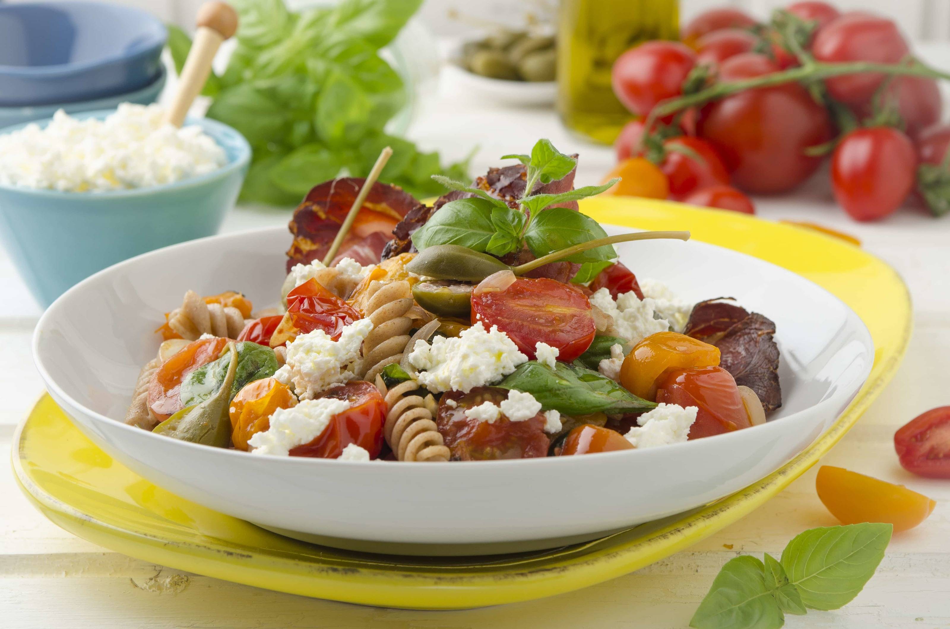 Vollkornspiralen mit Paradeisern, Bröseltopfen und Schinken Rezept