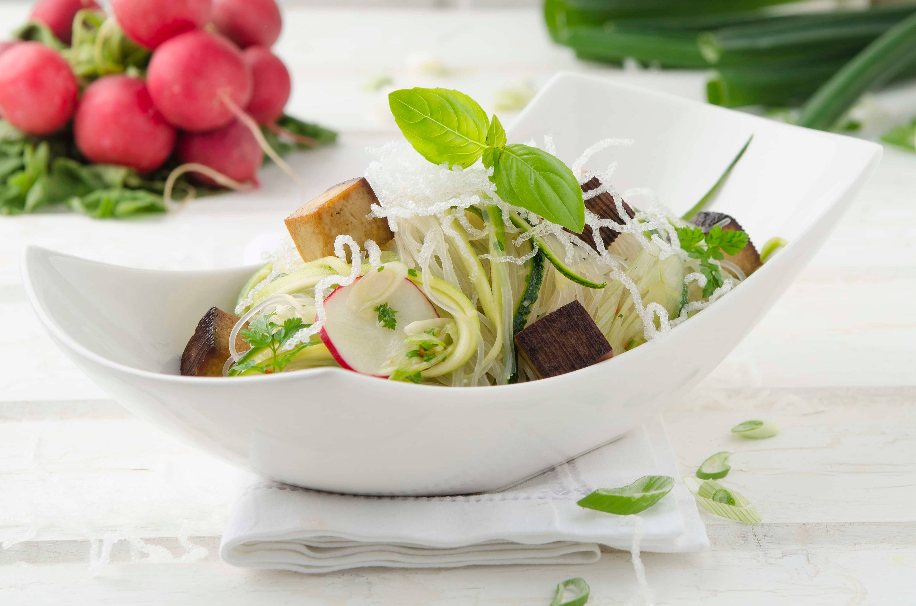 Zucchini-Tofu-Salat mit 2erlei Glasnudeln Rezept