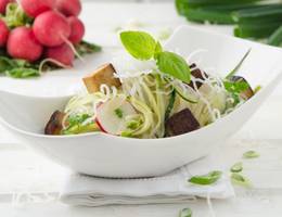 Zucchini-Tofu-Salat mit 2erlei Glasnudeln