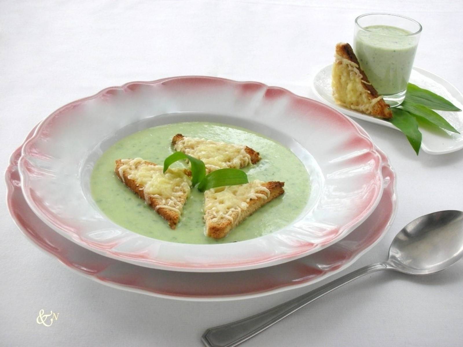 Bärlauchcreme-Suppe mit Käsetoast