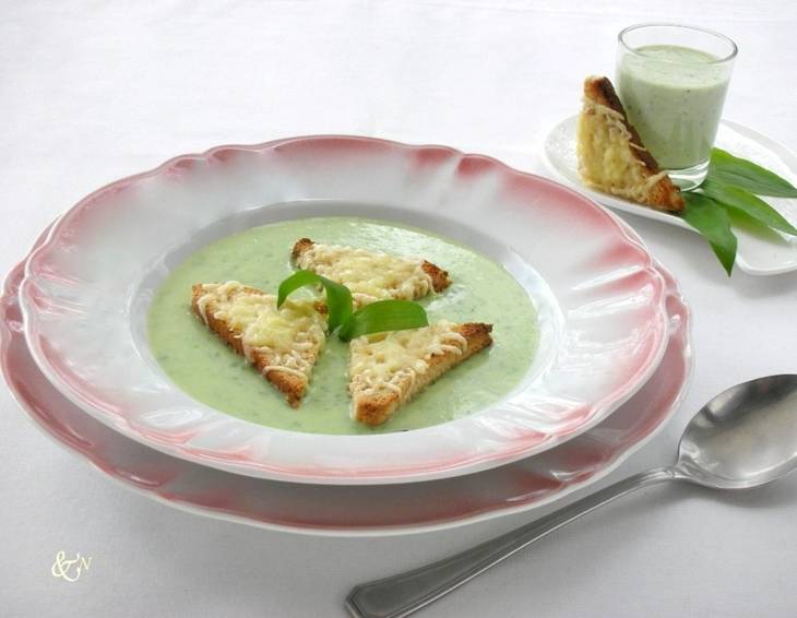 Bärlauchcreme-Suppe mit Käsetoast