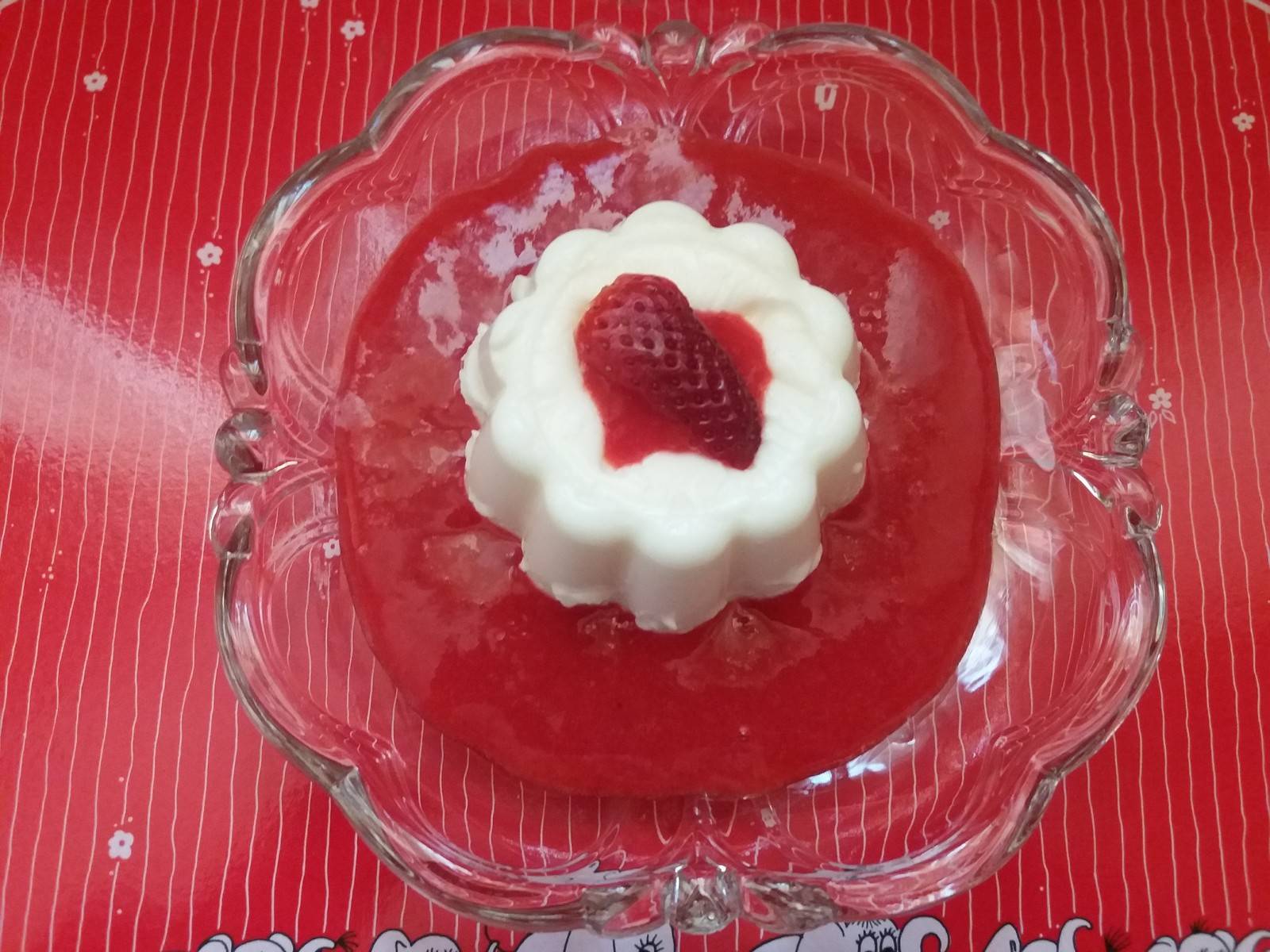 Buttermilch-Savarin mit Erdbeersauce Rezept - ichkoche.ch Buttermilch-Savarin mit Erdbeersauce Rezept - ichkoche.ch