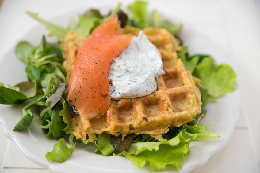 Waffeln mit Lachs und Dillsauce Rezept
