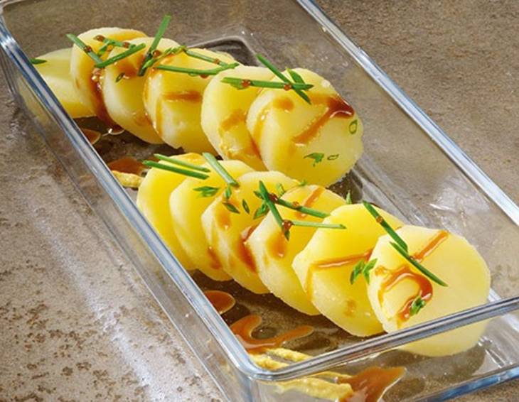 Kartoffelsalat mit Schnittlauch und Vinaigrette Kartoffelsalat mit Schnittlauch und Vinaigrette