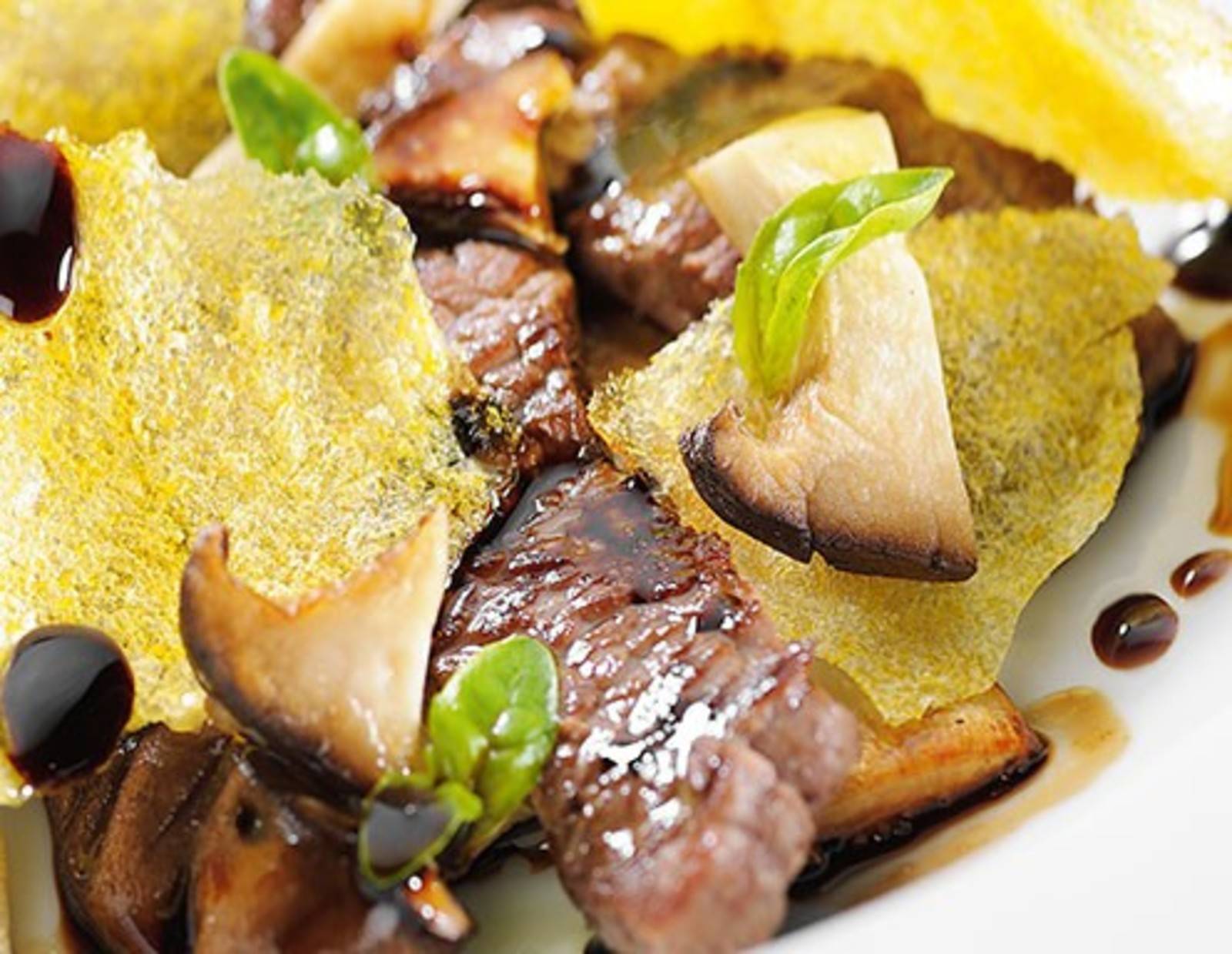 Rinderfiletstreifen mariniert mit Aceto balsamico mit Polentawaffeln und Pilzen Rezept