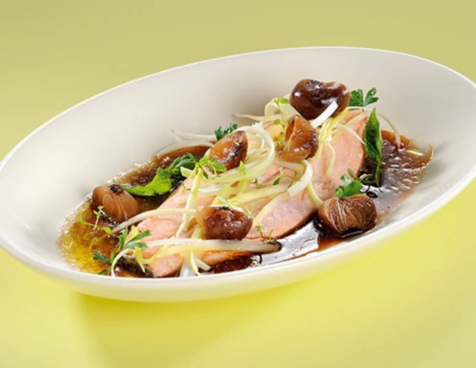 Forellenfilet in Folie gebacken mit Perlzwiebeln in Aceto balsamcio Rezept