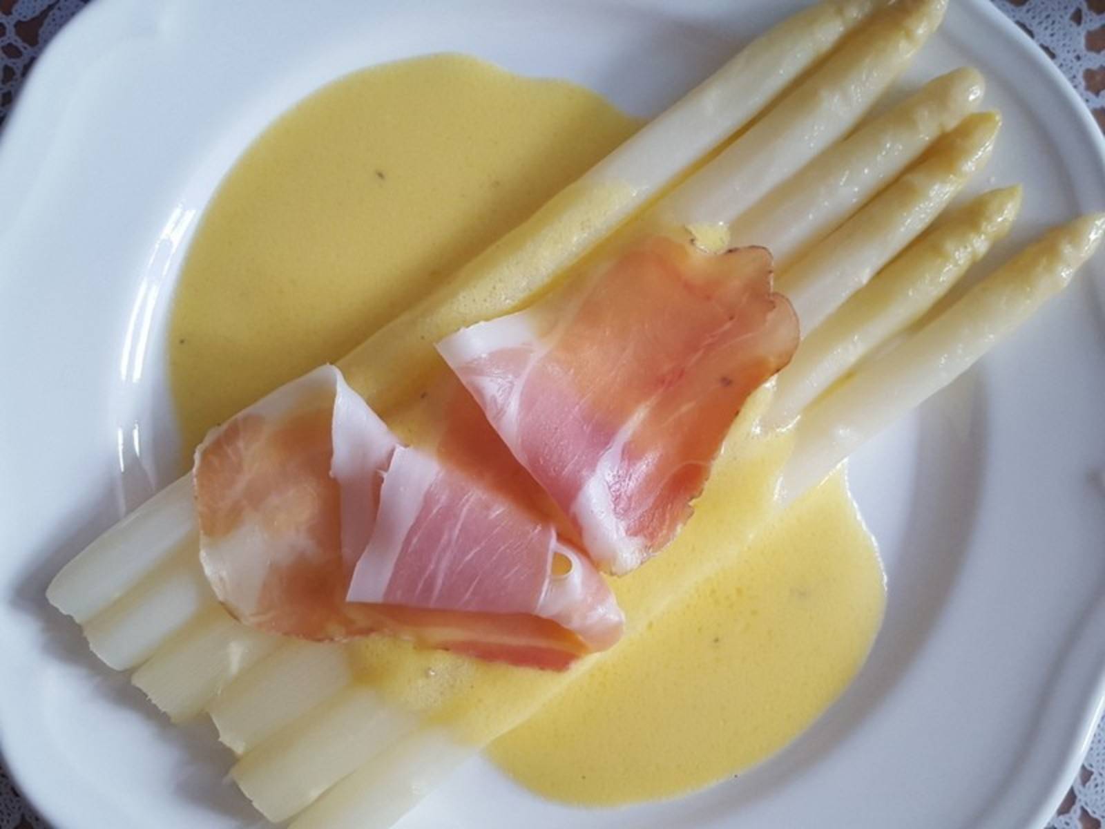 Spargel mit Sauce Hollandaise und Vulcano Schinken