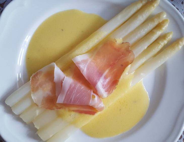 Spargel mit Sauce Hollandaise und Vulcano Schinken